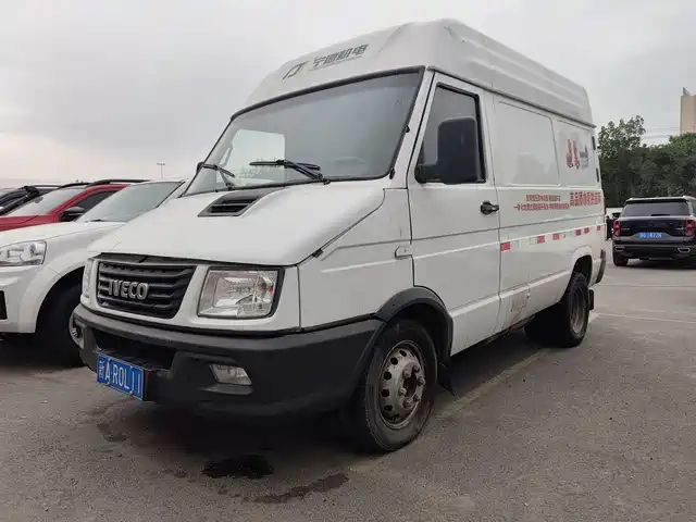 Iveco Daily 2021 Model 2.8T V35 VAN Cargo Van 3 Seats Short Wheelbase Medium Roof Dual Tires Manual Door