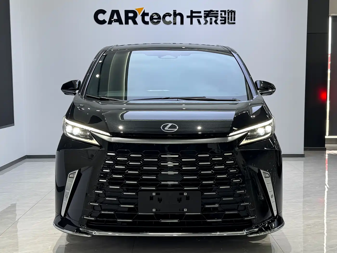 Lexus LM 2023 500h 6-Seater Prestige Edition фото 2