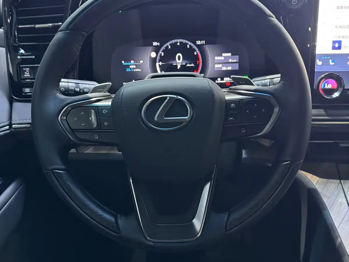 Lexus LM 2023 500h 6-Seater Prestige Edition фото 9