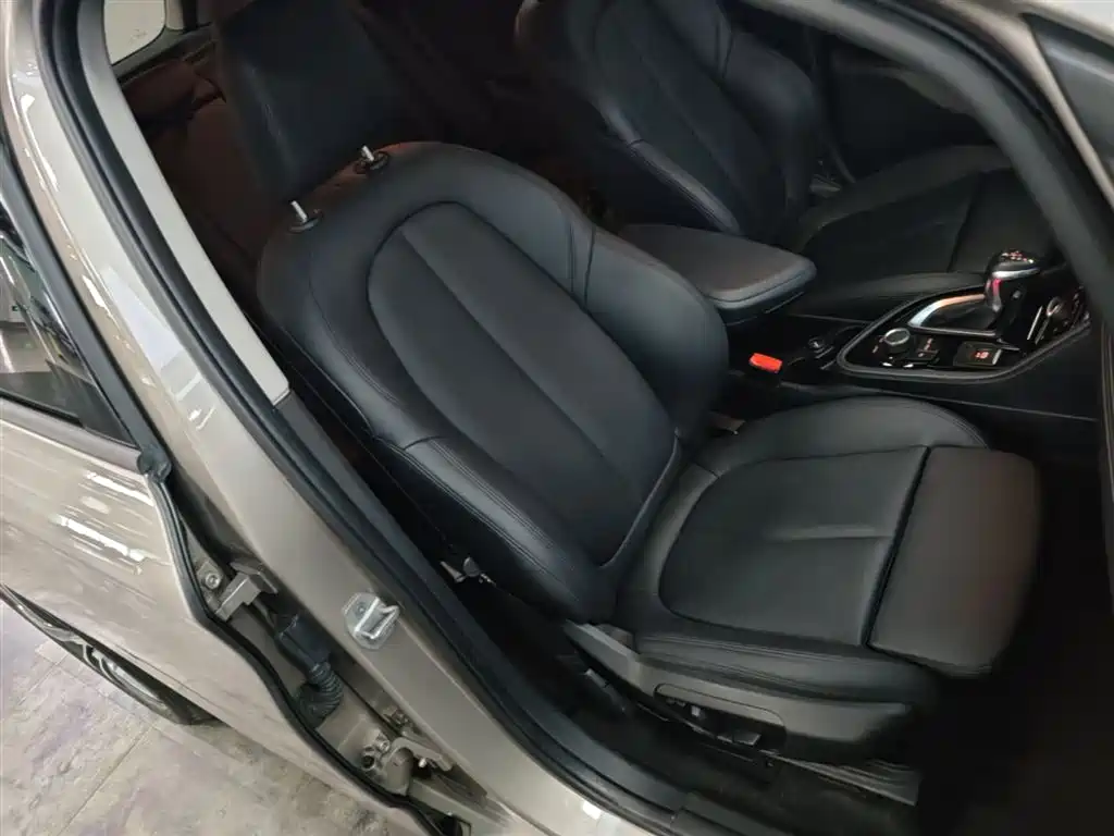 BMW 2 Series Touring 2016 218i Sport Design Package фото 25