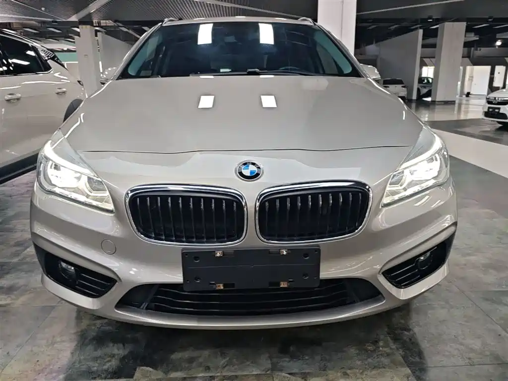 BMW 2 Series Touring 2016 218i Sport Design Package фото 3