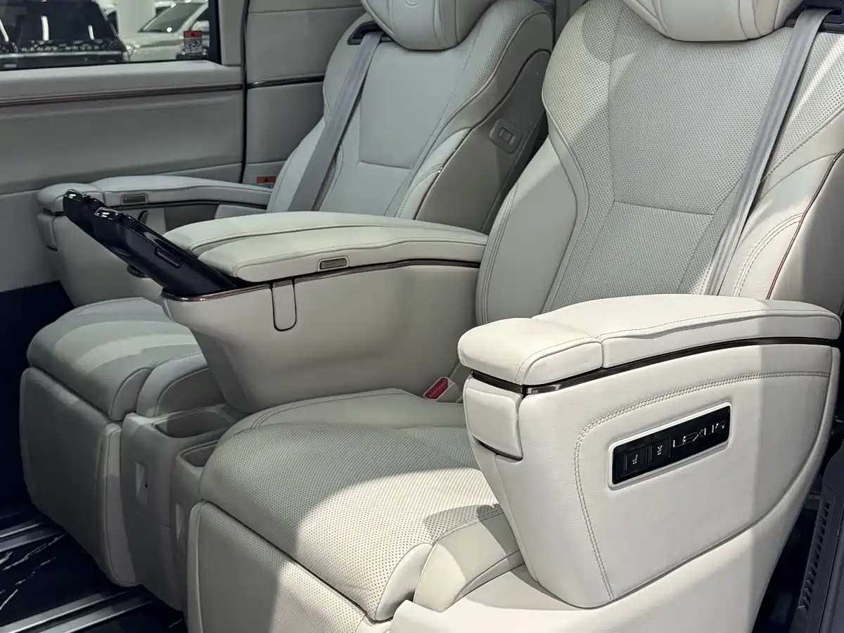 Lexus LM 2023 500h 6-Seater Prestige Edition фото 17