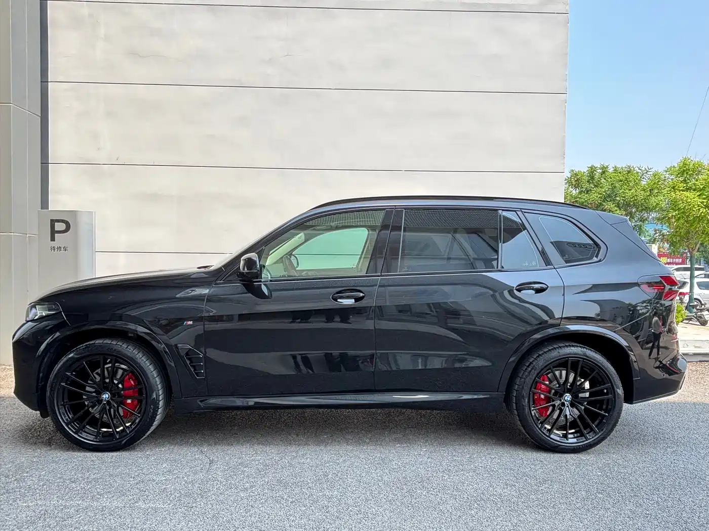 BMW X5 2025 Model xDrive 30Li Exclusive M Sport Blackout Package фото 3
