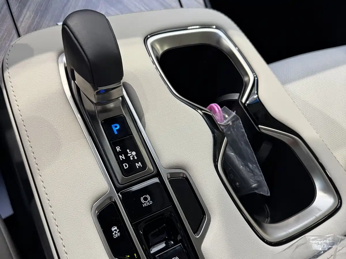 Lexus LM 2023 500h 6-Seater Prestige Edition фото 14