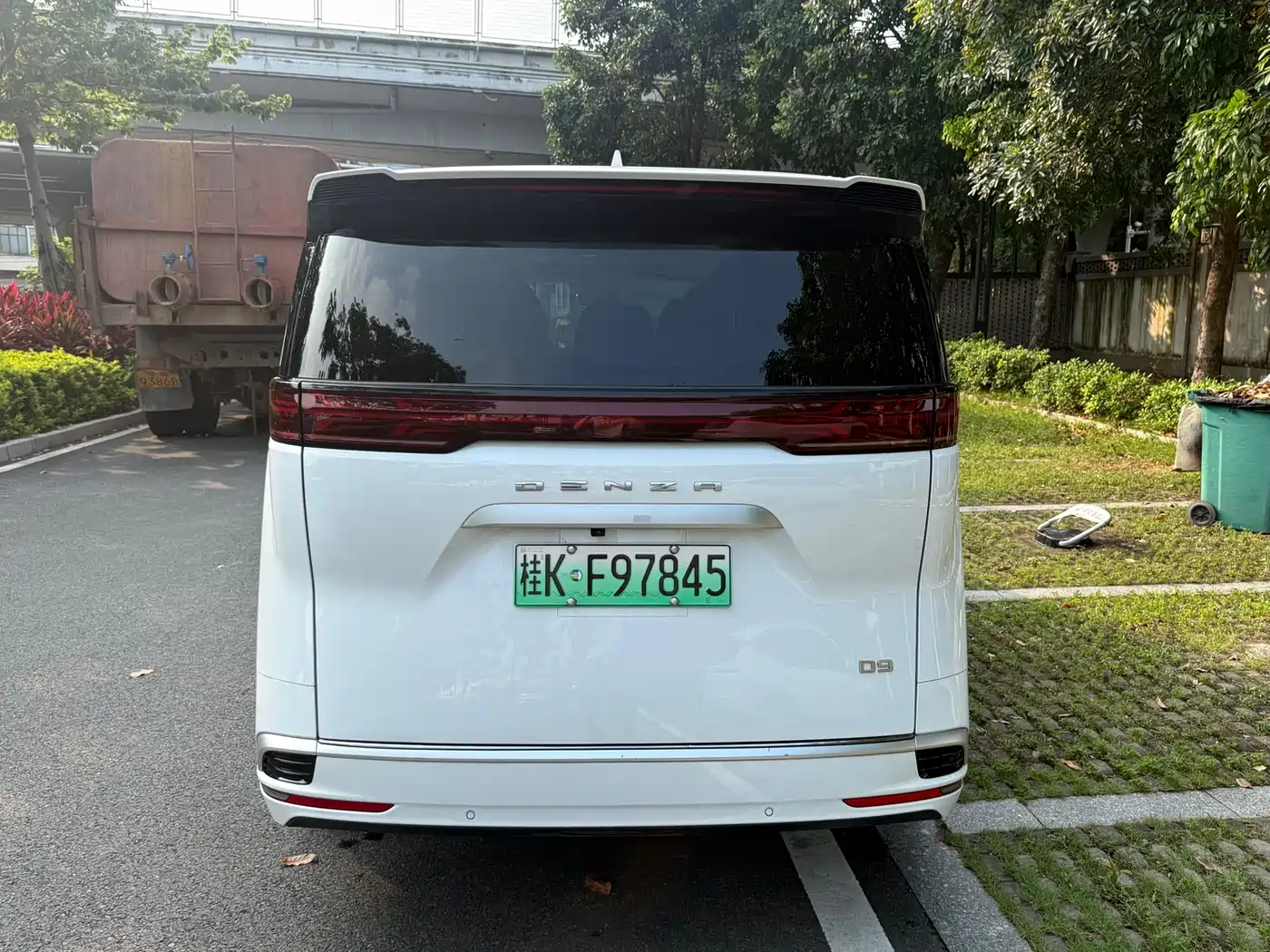 Denza D9 2022 DM-i 1040 Premium фото 4