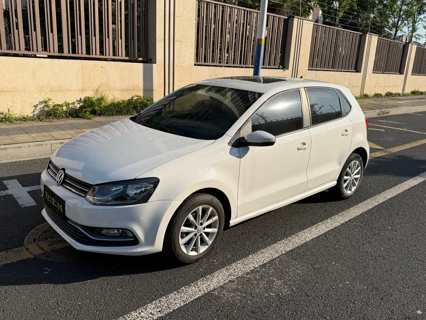 Volkswagen Polo 2014 1.6L Automatic Luxury Edition фото 3