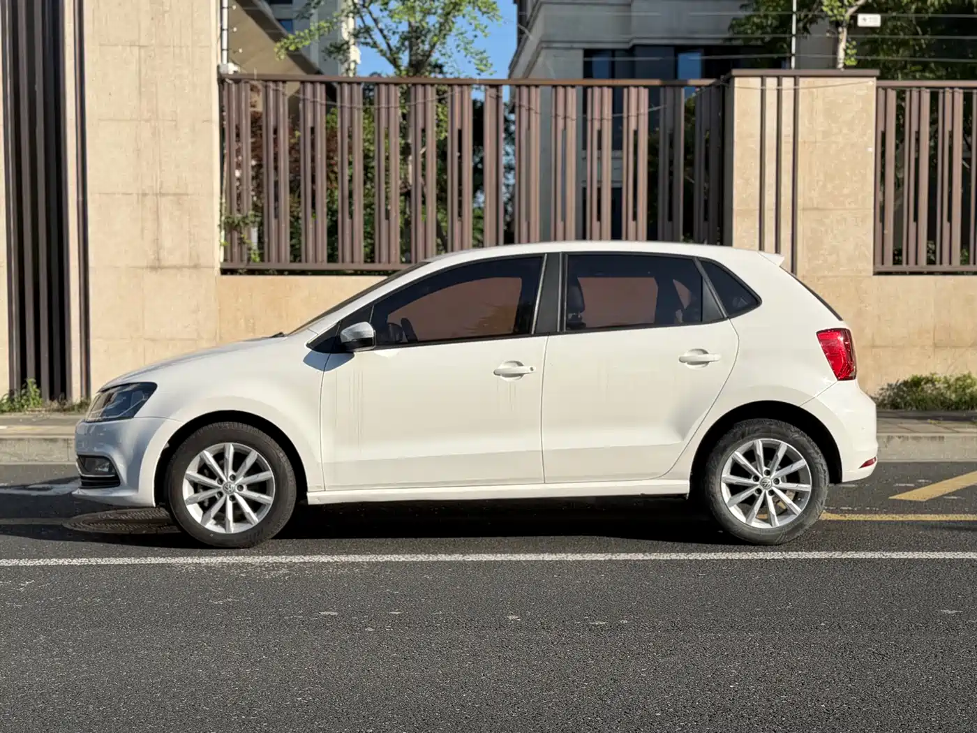 Volkswagen Polo 2014 1.6L Automatic Luxury Edition фото 14