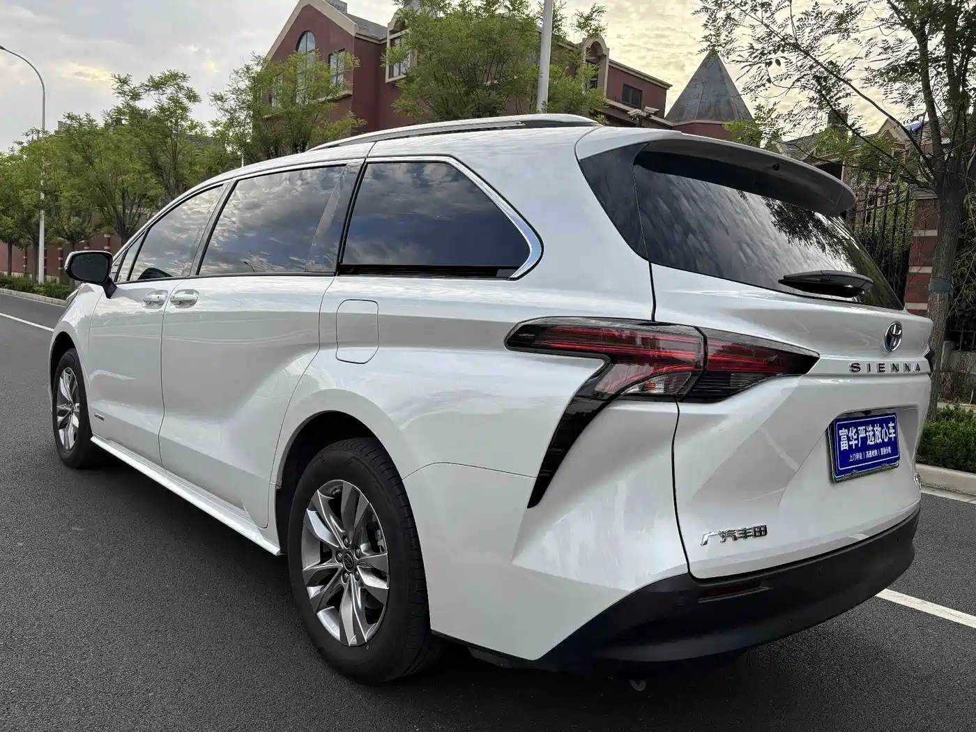 Toyota Sienna 2024 2.5L Hybrid Comfort Edition фото 11