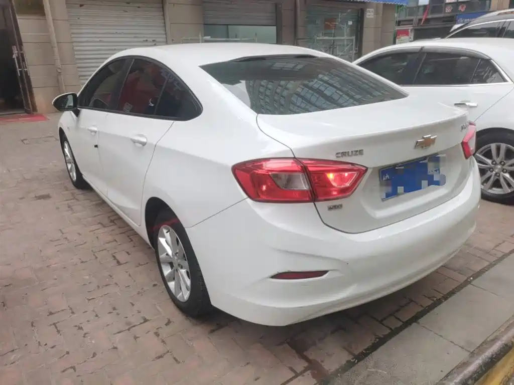 Chevrolet Cruze 2018 320 Automatic Pioneer Sunroof Edition фото 5