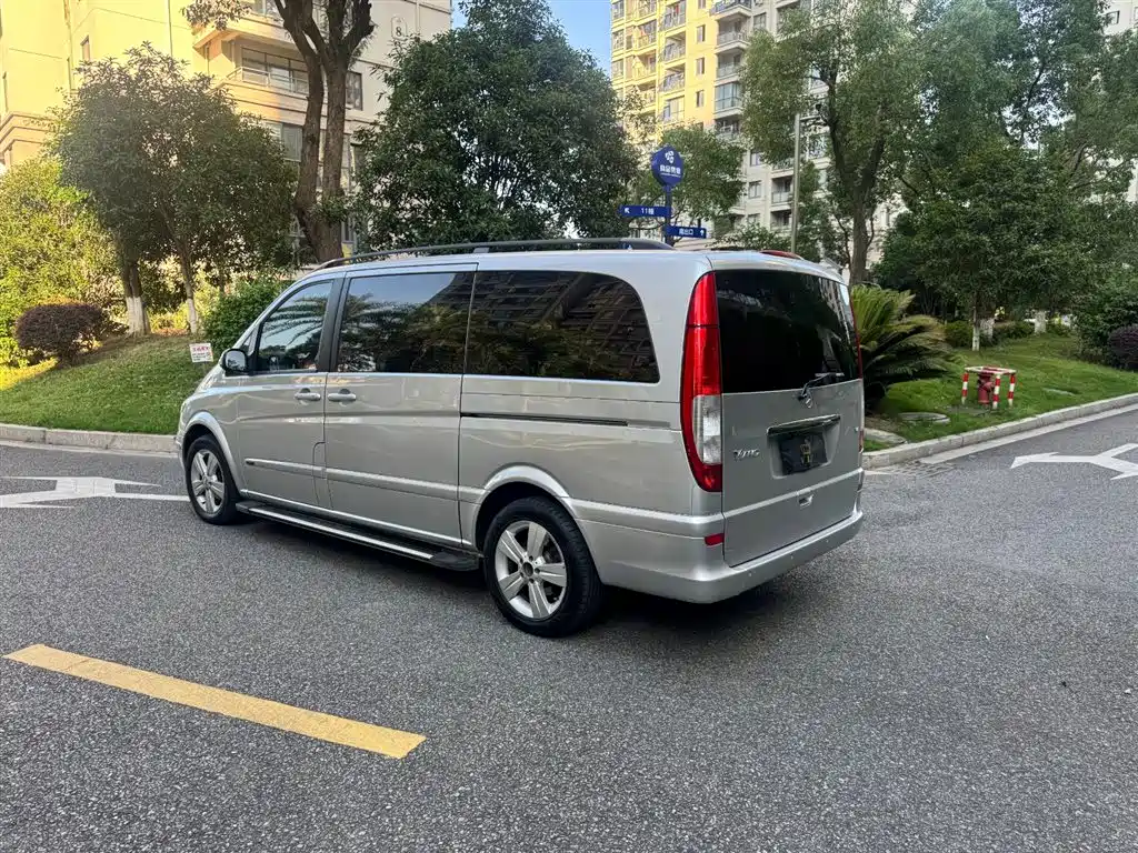 Mercedes-Benz Viano 2011 2.5L Luxury Edition фото 4