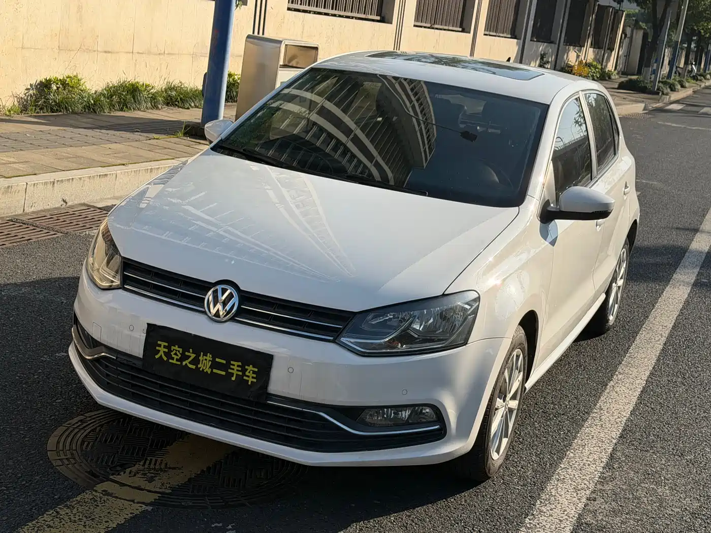 Volkswagen Polo 2014 1.6L Automatic Luxury Edition фото 4