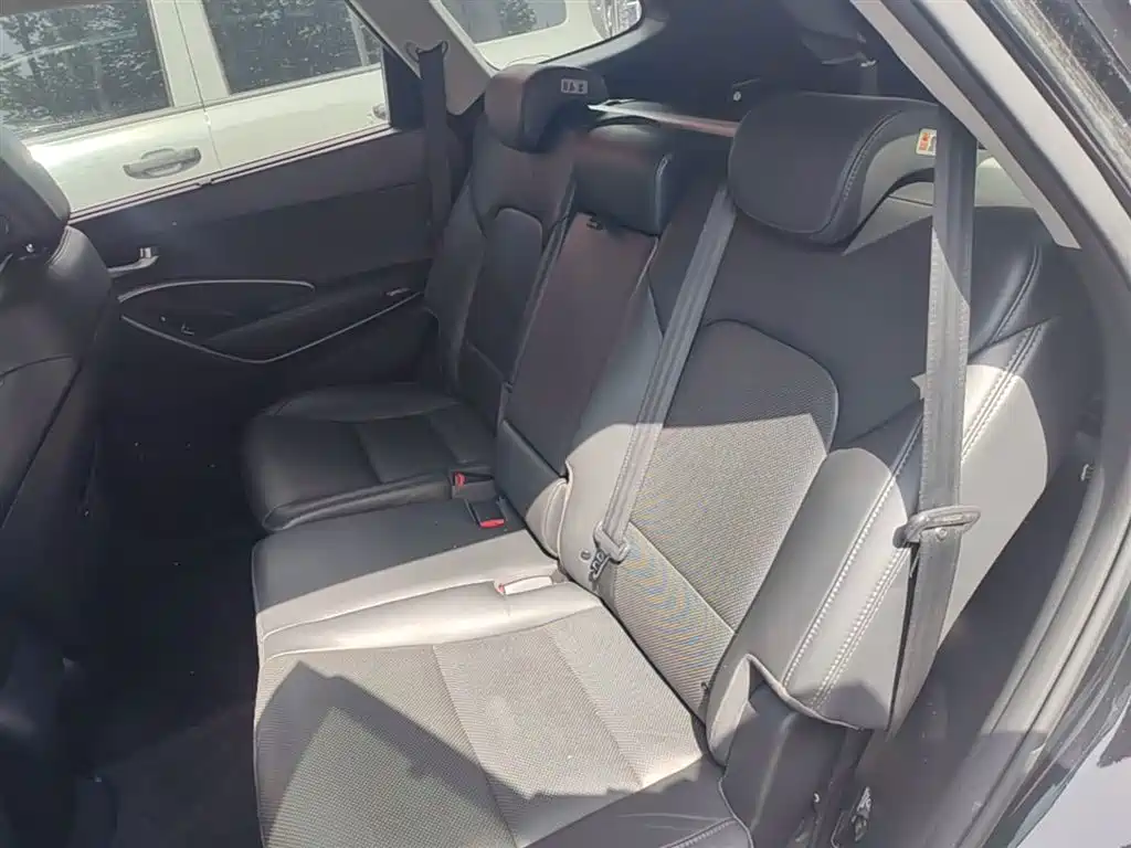 Hyundai Grand Santa Fe 2013 3.0L 7-Seater 4WD Luxury Edition фото 17