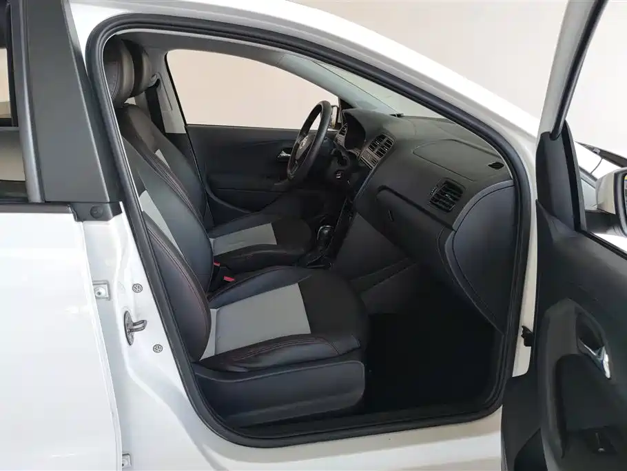 Volkswagen Polo 2016 1.4L Automatic Trend фото 8