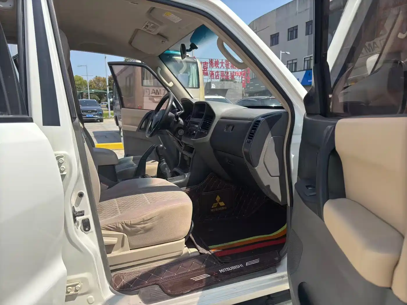 Mitsubishi Pajero 2011 Mitsubishi Pajero V73 3.0L MT GLS фото 4