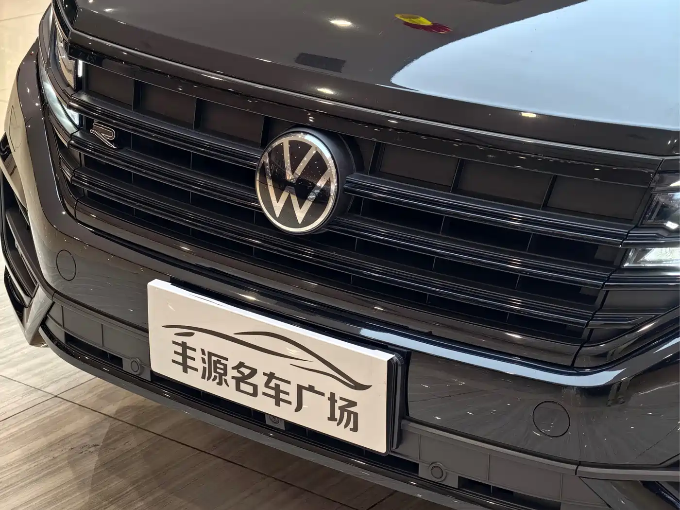 Volkswagen Touareg 2023 3.0TSI R-Line Black Sports Package фото 23
