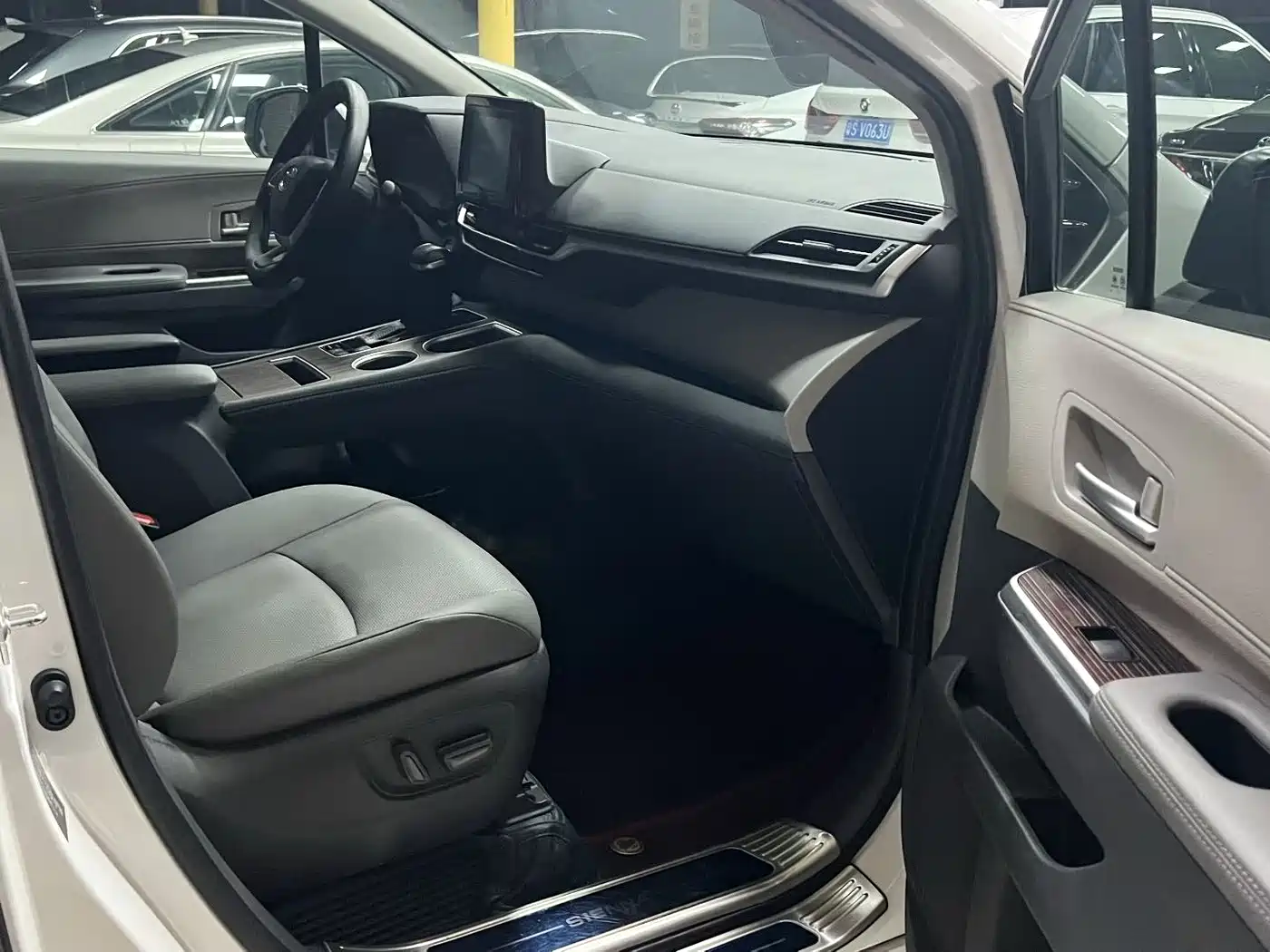 Toyota Sienna 2023 2.5L Hybrid Luxury Edition фото 5