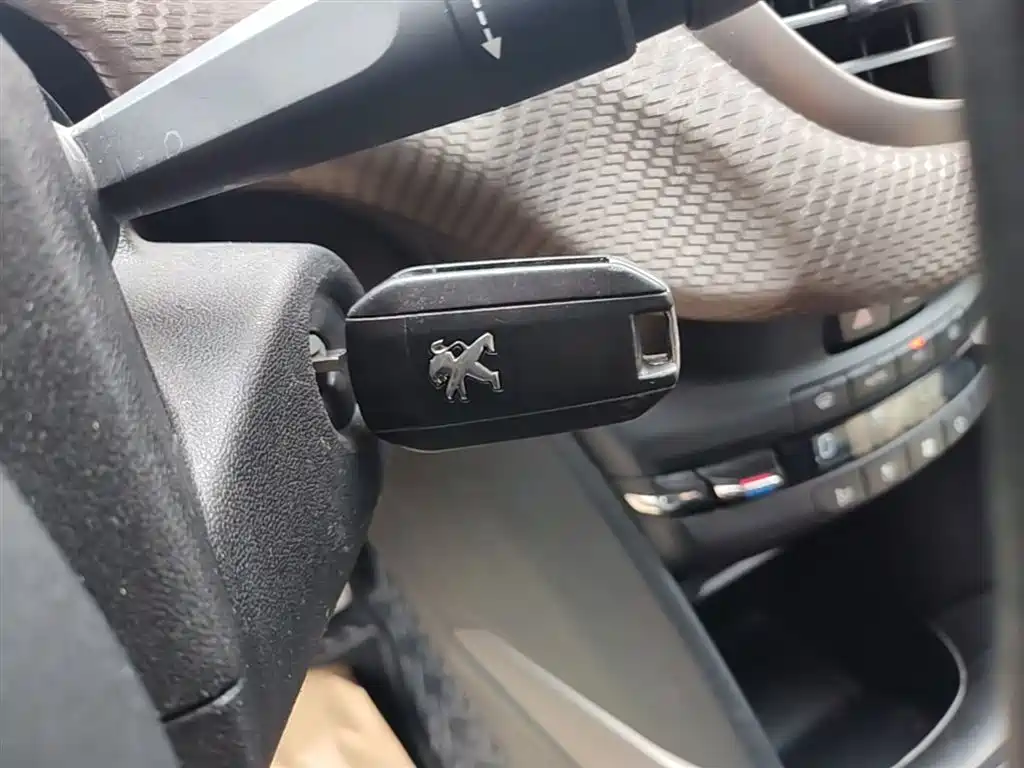 Peugeot 2008 2014 1.6L Automatic Fashion Edition фото 9