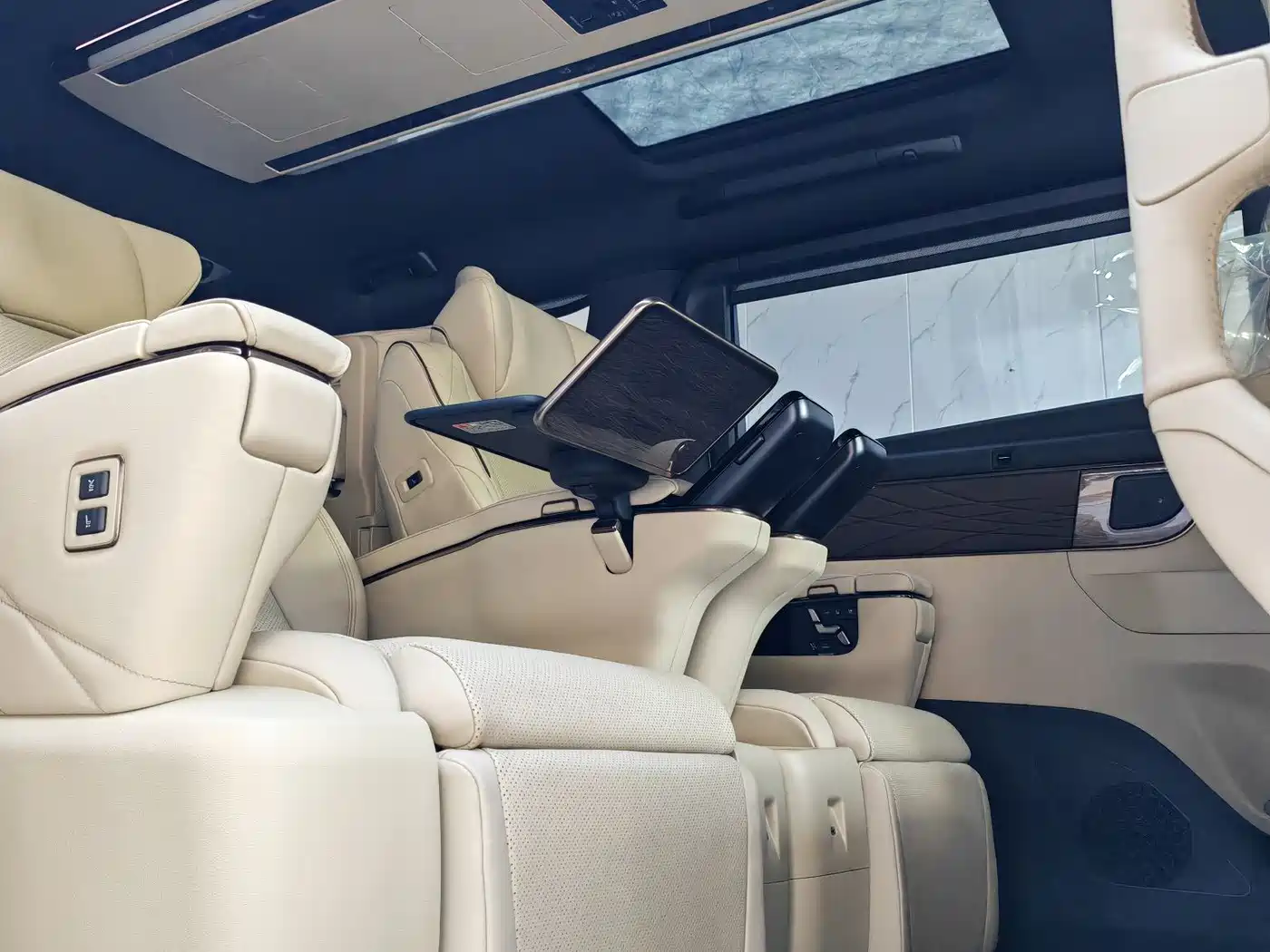 Toyota Alphard 2025 Hybrid 2.5L Ultimate Gold Edition фото 14