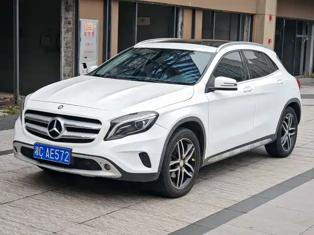 MERCEDES-BENZ GLA
