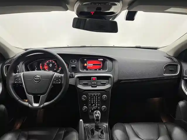 Volvo V40 2018 T3 Inscription Edition — фото 4