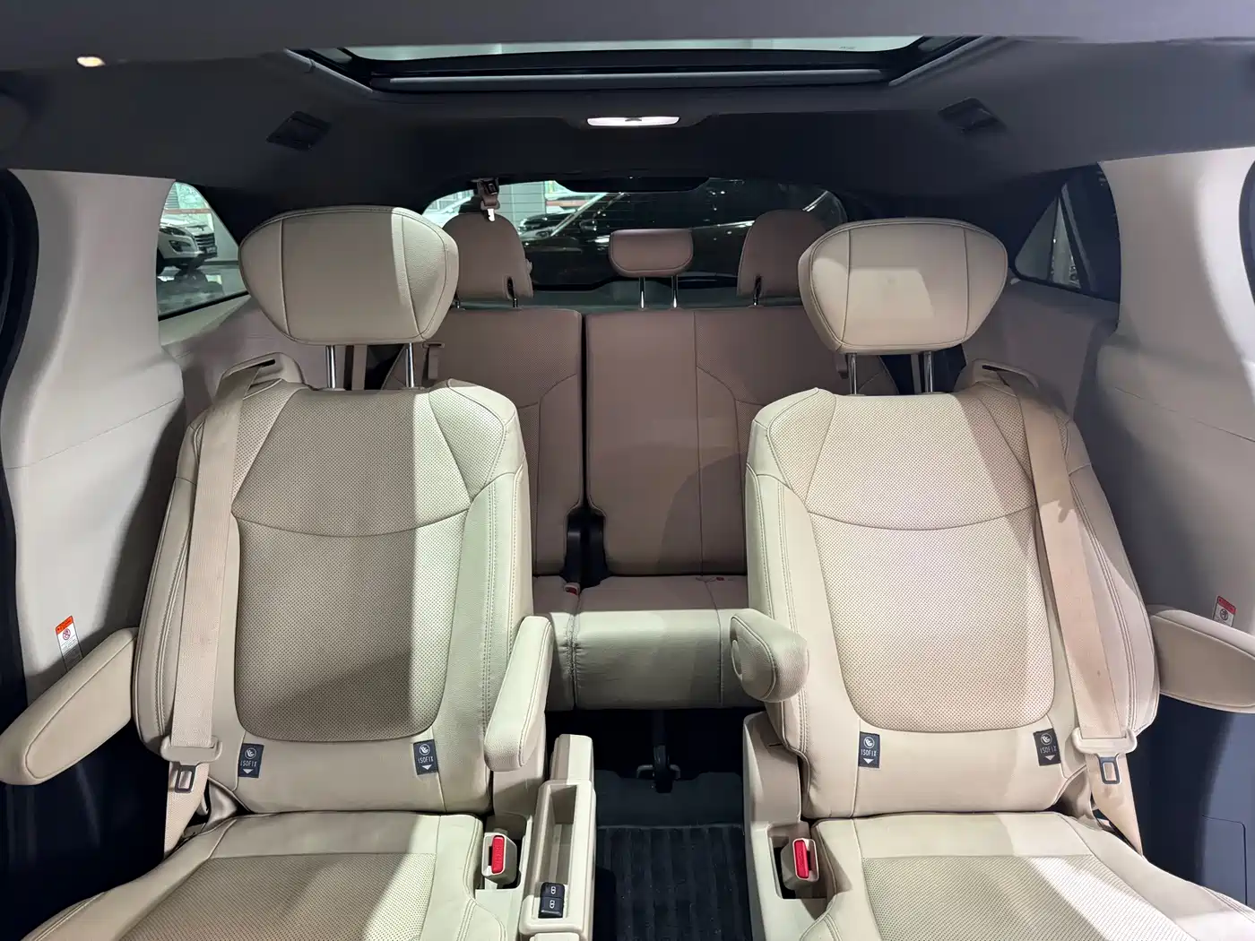 Toyota Granvia 2023 2.5L Hybrid VIP Edition фото 19