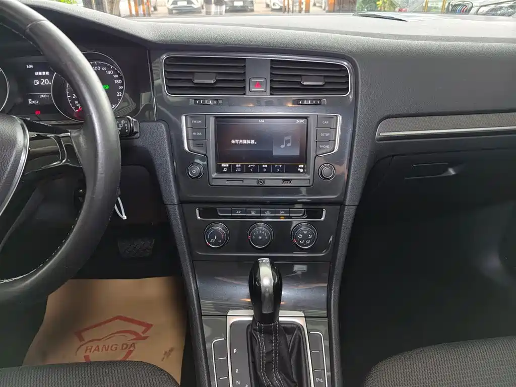 Volkswagen Golf 2017 230TSI Auto Comfort Millionth Anniversary Edition фото 10