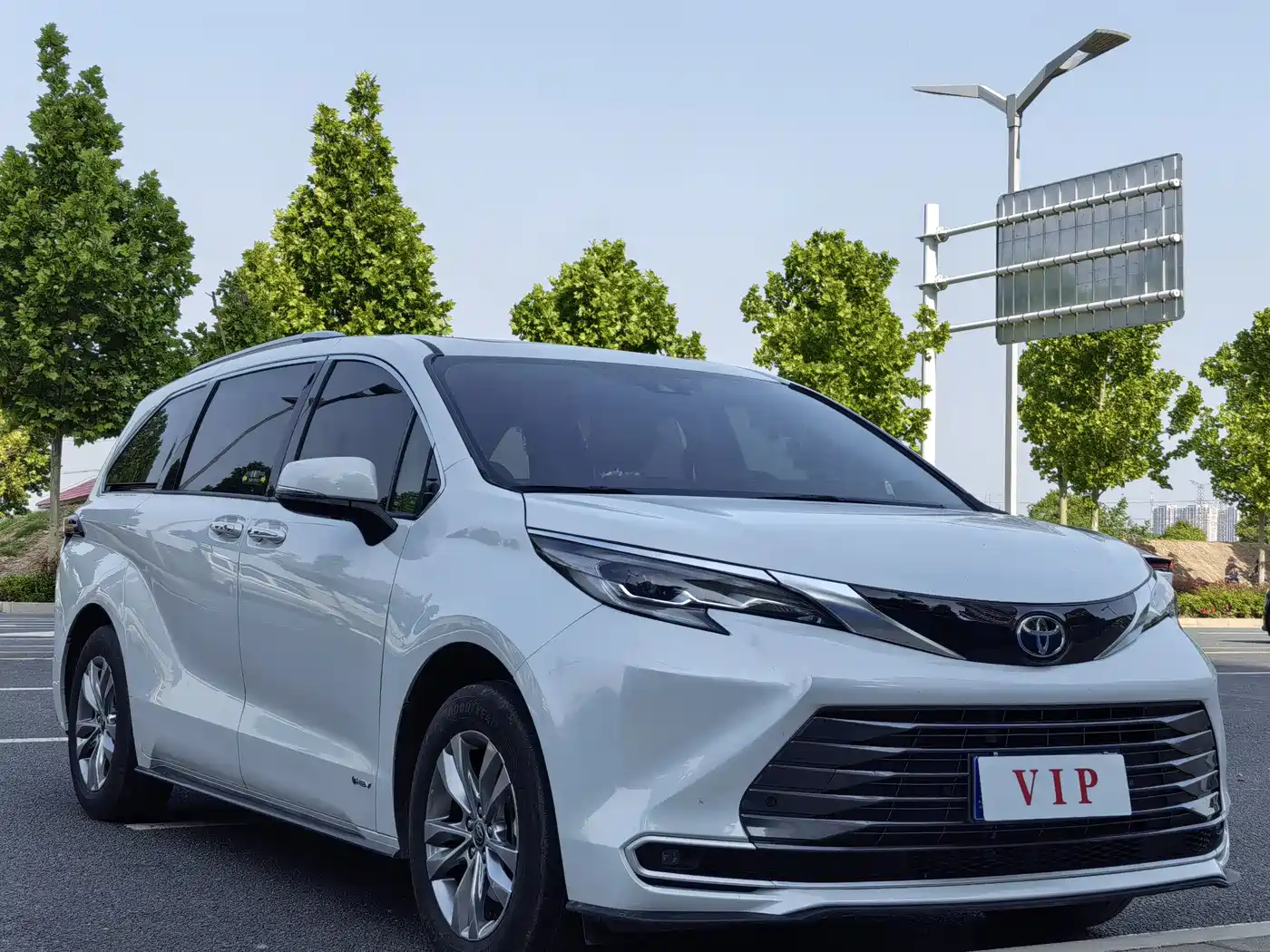 Toyota Sienna 2024 2.5L Hybrid Comfort Edition фото 3