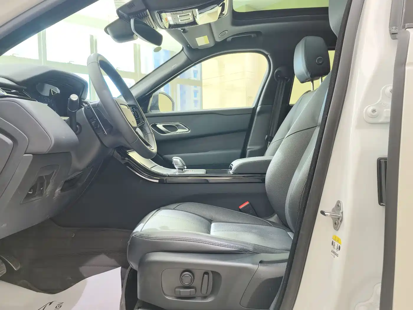Land Rover Range Rover Velar 2024 Dynamic SE фото 4