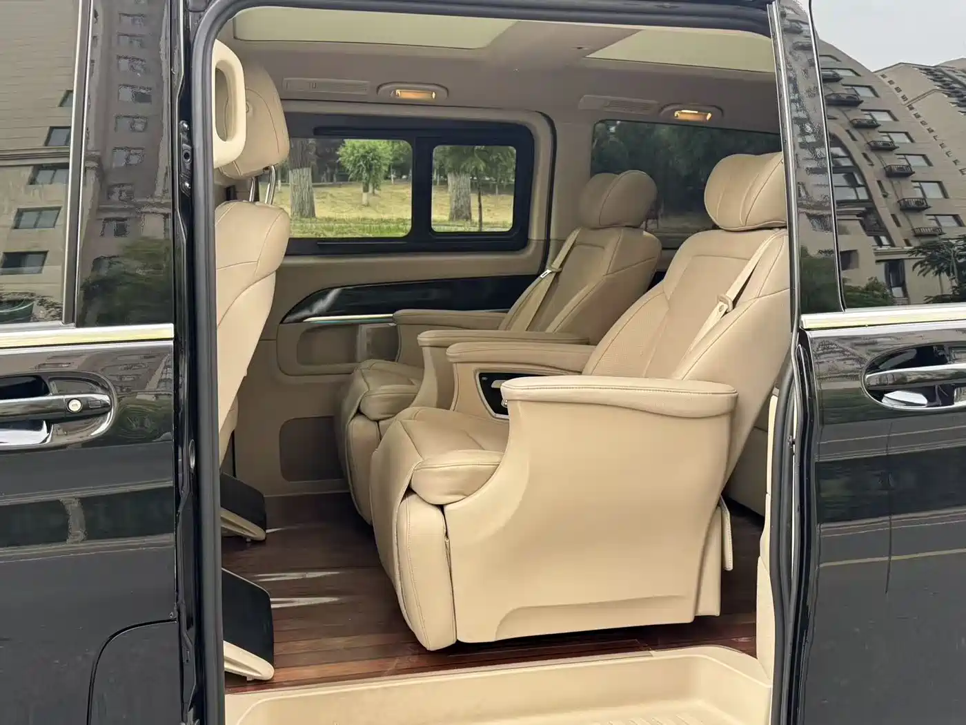 Mercedes-Benz V-Class 2018 V 260 L Premium Long Wheelbase Edition China VI фото 9