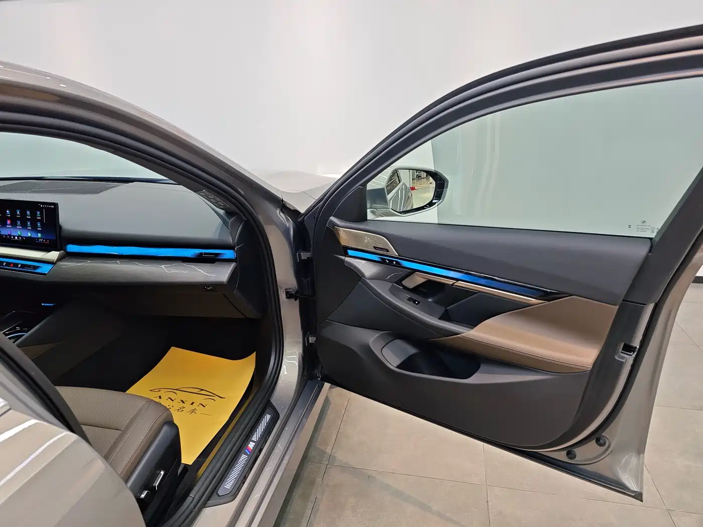 BMW 5 Series 2024 530Li Leading M Sport Package фото 11