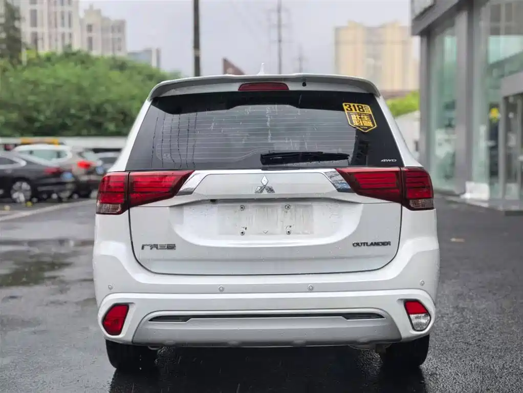 MITSUBISHI OUTLANDER