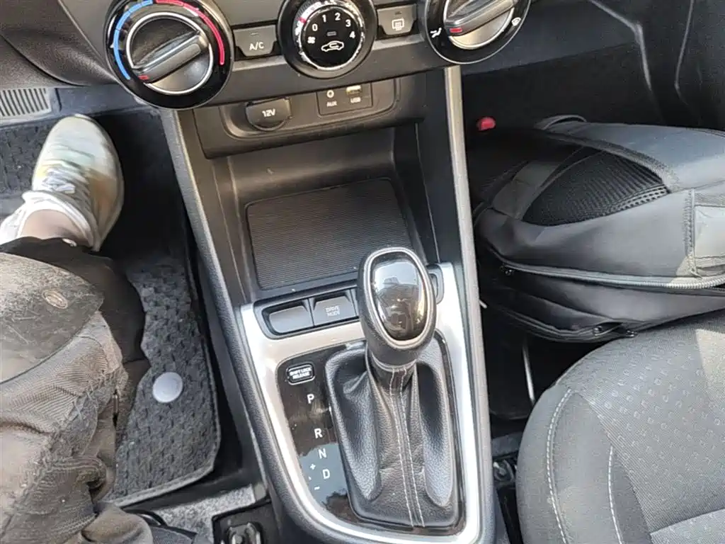 Hyundai Elantra 2017 1.6L Automatic Joy Value GLS фото 14