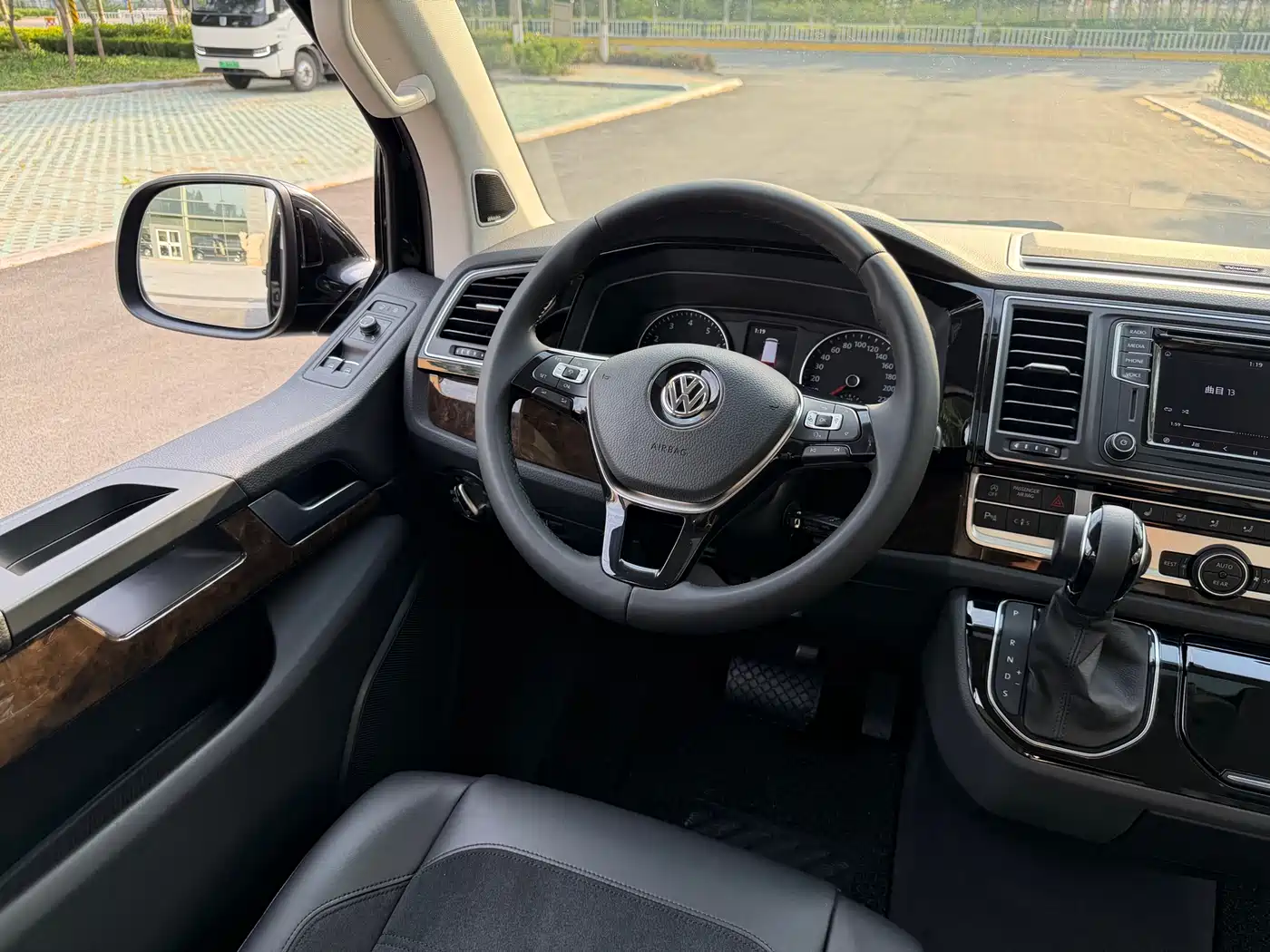 Volkswagen Multivan 2019 2.0TSI 4WD Premium 7-seater фото 8