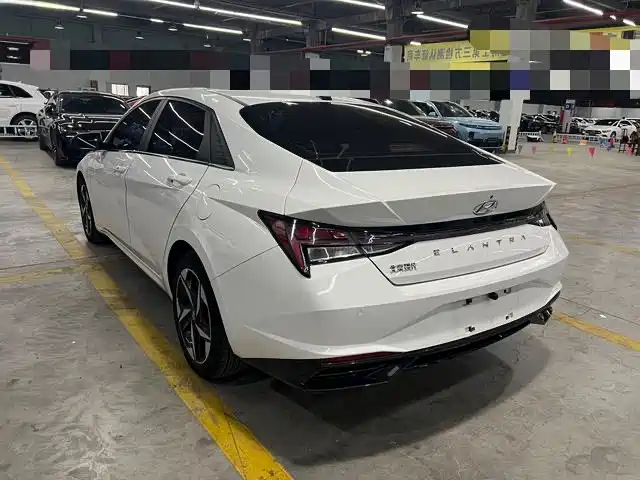 Hyundai Elantra 2022 1.5L CVT LUX Premium Edition фото 6