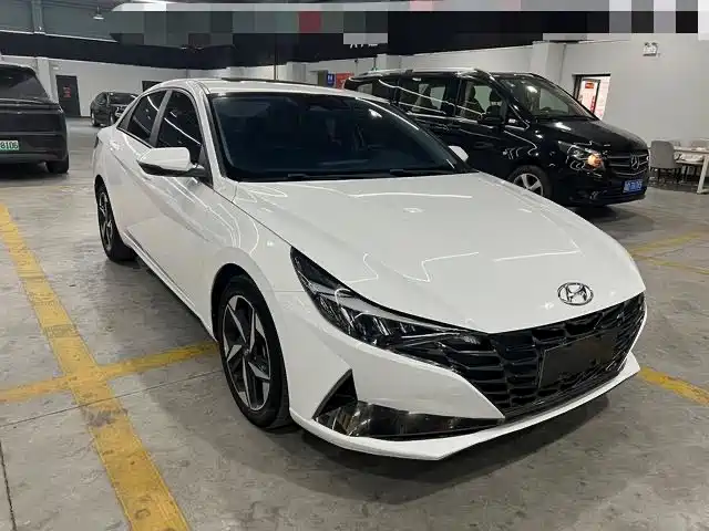 Hyundai Elantra 2022 1.5L CVT LUX Premium Edition фото 3