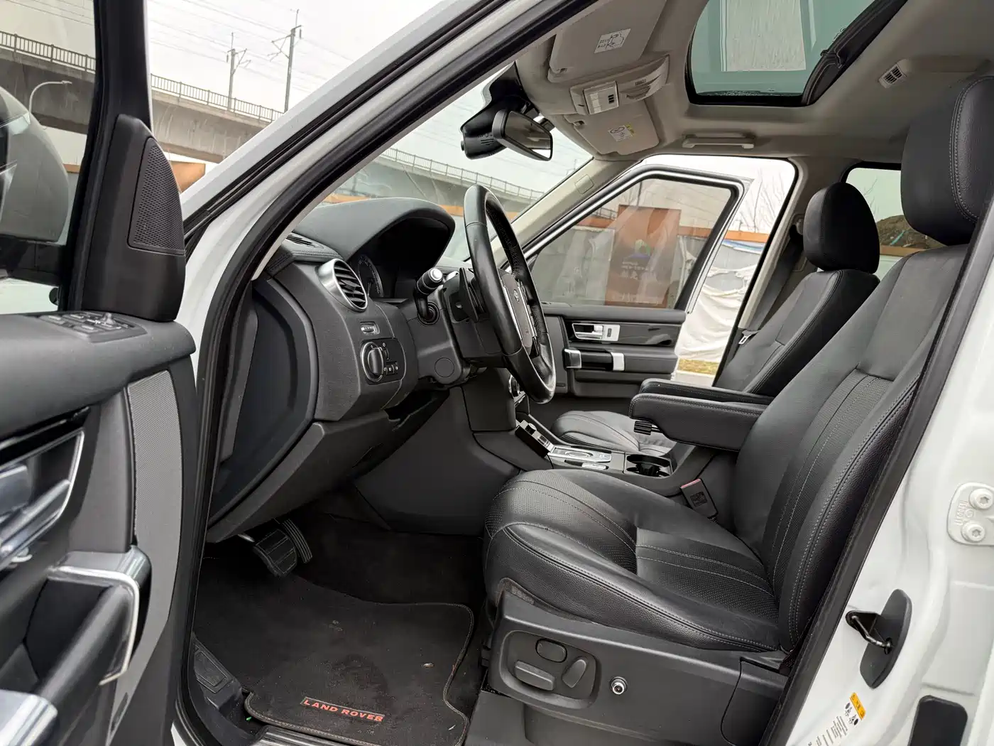 Land Rover Discovery 2015 3.0 SC V6 SE фото 10