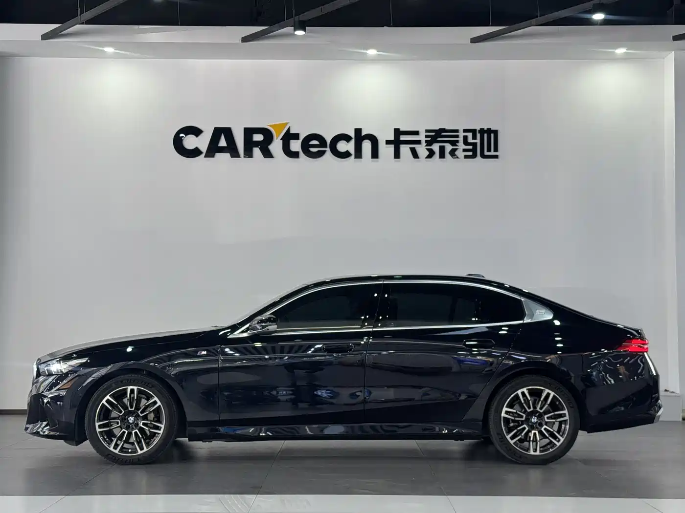 BMW 5 Series 2025 530Li Leading M Sport Package фото 7