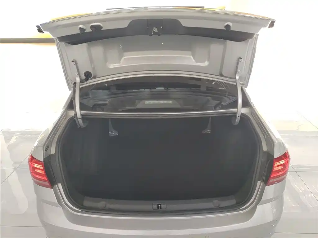 Volkswagen Lavida 2017 1.6L Automatic Comfort Edition фото 15
