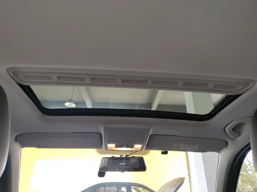 Volkswagen Lavida 2017 1.6L Automatic Comfort Edition фото 14