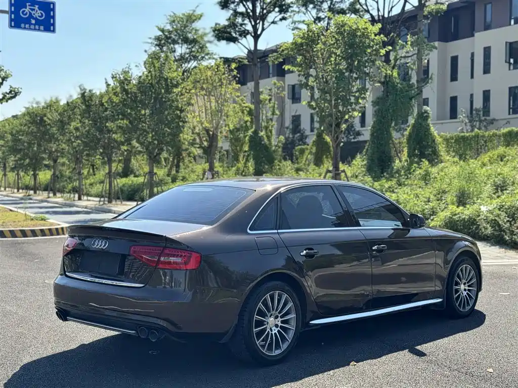 Фото 13 - Audi A4L