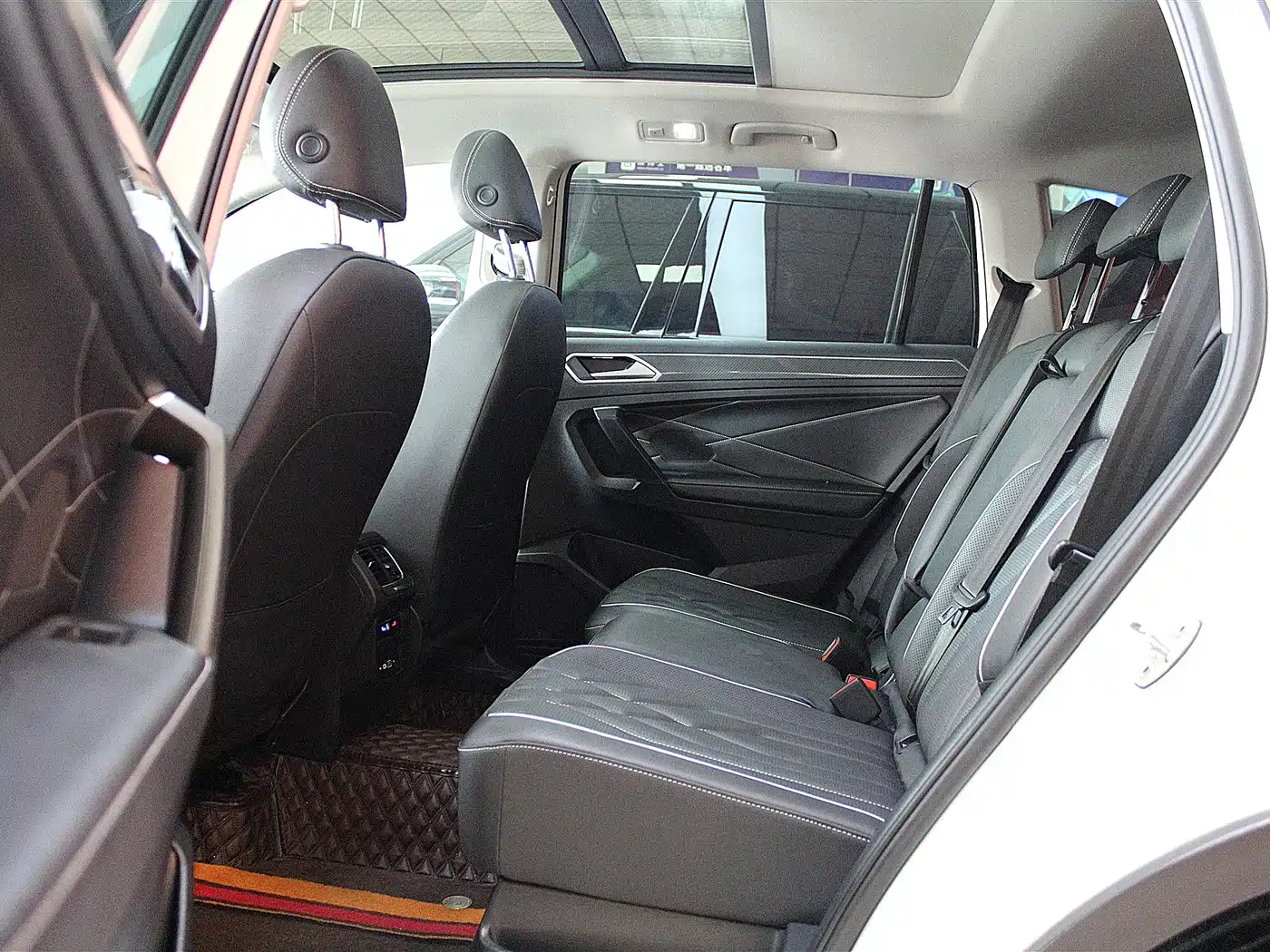 Volkswagen Tiguan L 2023 330TSI Auto 2WD R-Line Premium Edition фото 7