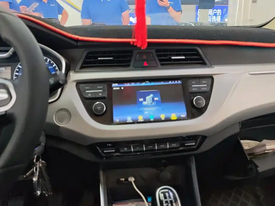 Фото 13 - Geely Vision X3