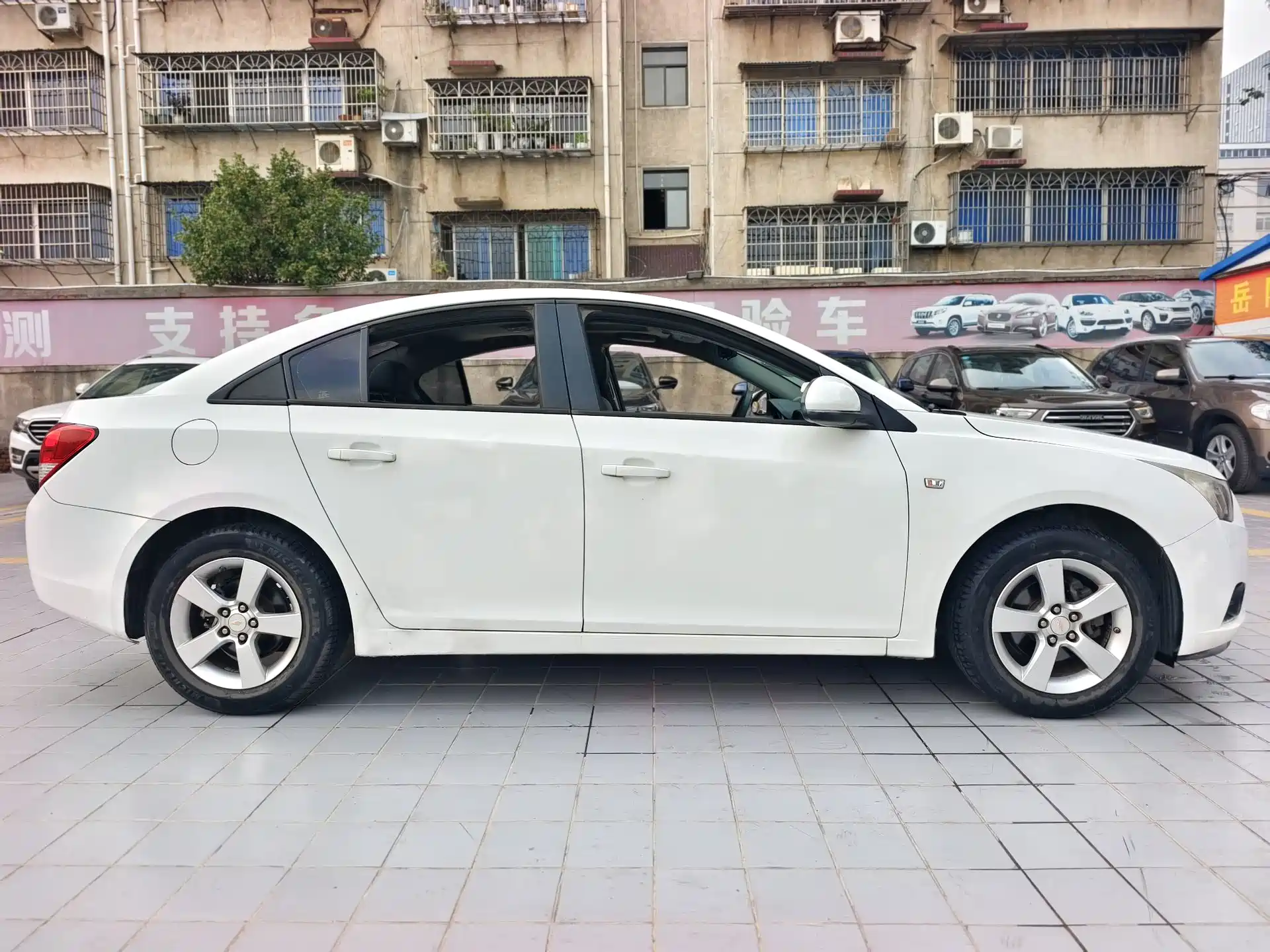 Photo 5 - Chevrolet Cruze