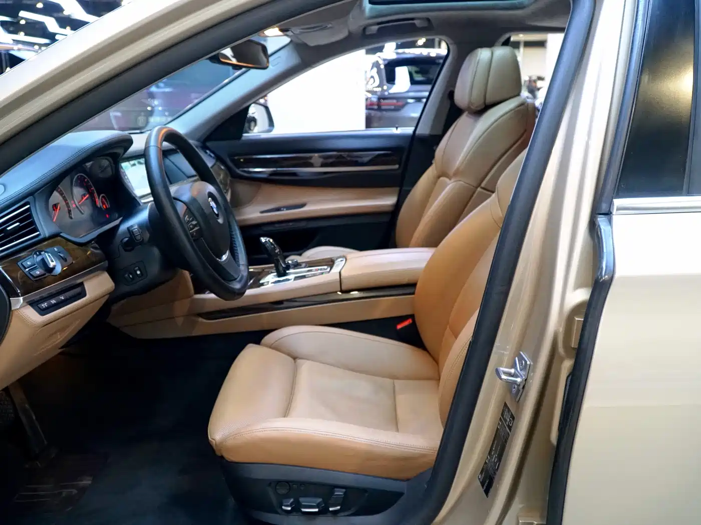BMW 7 Series 2010 760Li фото 8