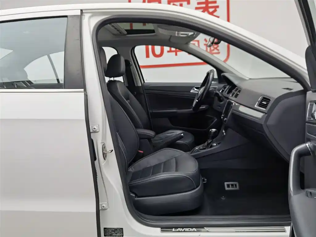 Volkswagen Lavida 2017 1.6L Automatic Comfort Edition фото 23