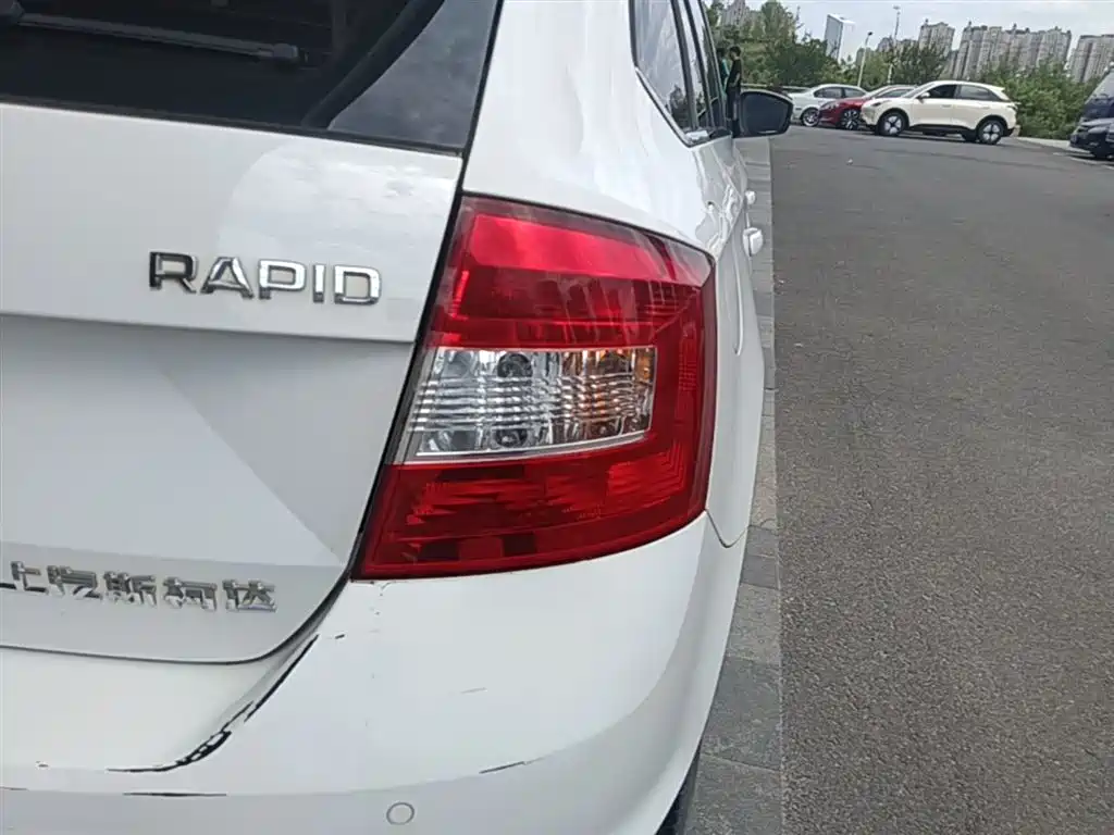 Škoda Skoda Rapid Spaceback 2018 1.6L Automatic Comfort фото 8