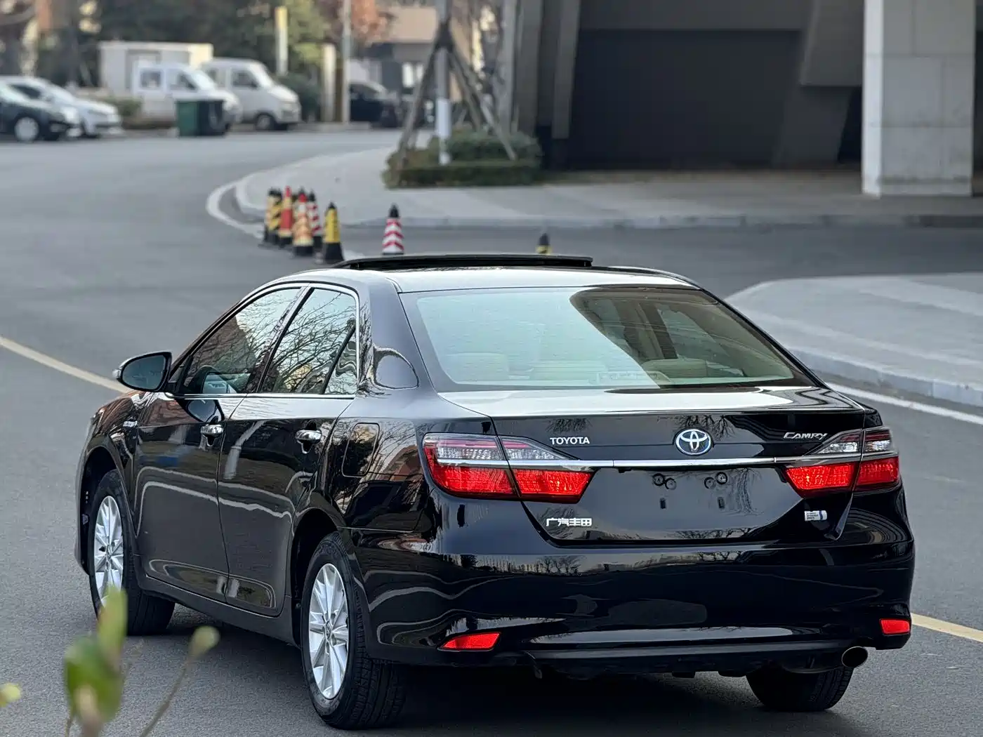 Toyota Camry 2015 Dual Engine 2.5HG Luxury Navigation Edition фото 16