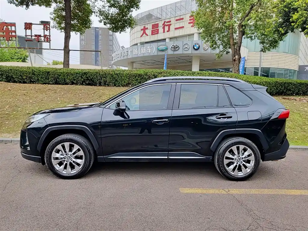 Toyota Wildlander 2023 2.0L CVT FWD LE фото 3