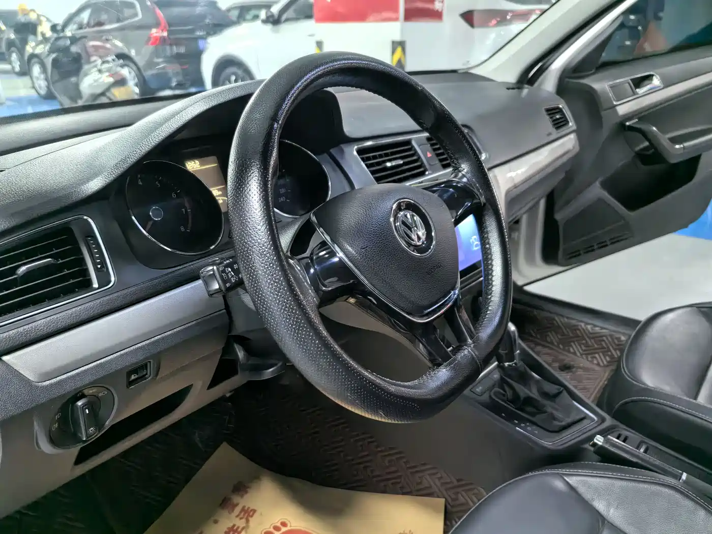 Volkswagen Lavida 2015 1.6L Automatic Comfort Edition фото 12