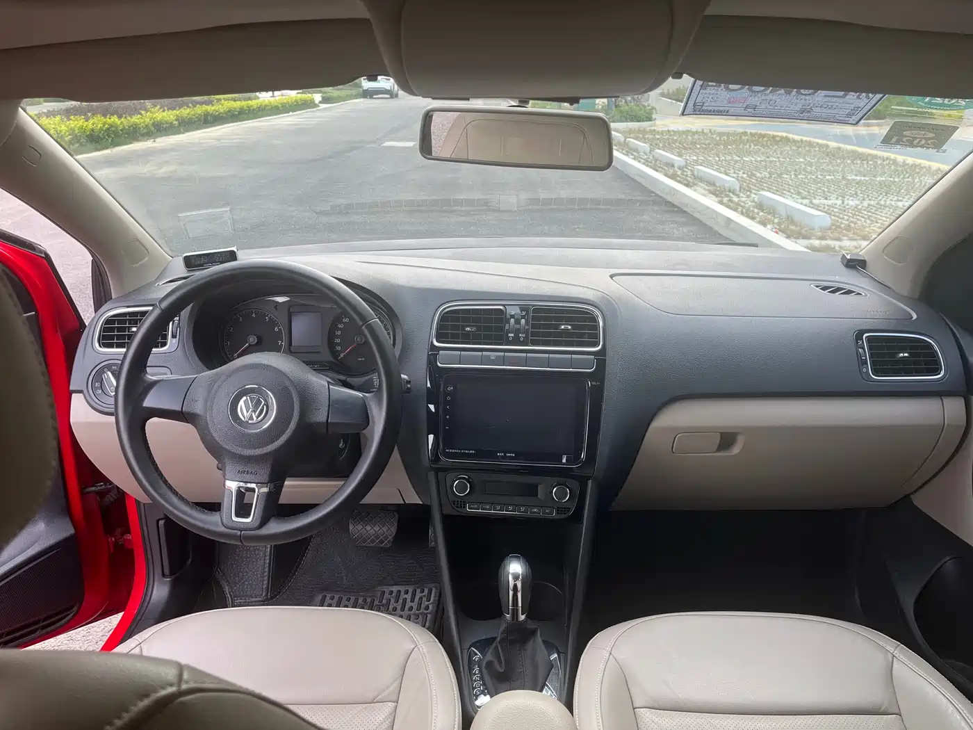 Volkswagen Polo 2013 1.6L Automatic Luxury Edition фото 9